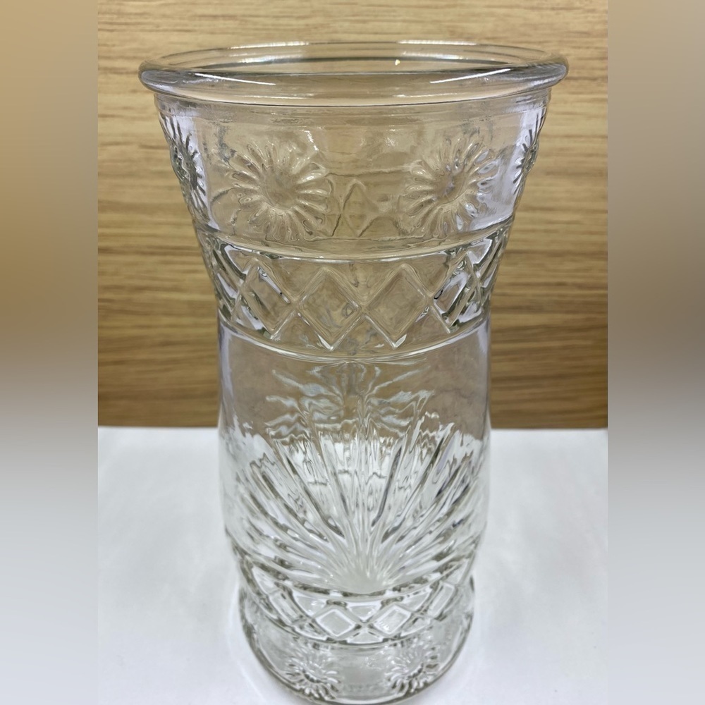 VINTAGE~NIEMAN MARCUS VASE~CLEAR~STARBURST & DAISY PATTERN~MARKINGS ON BOTTOM~G2